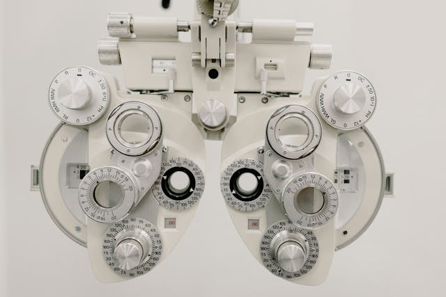 Advanced diagnostic eye testing equipment