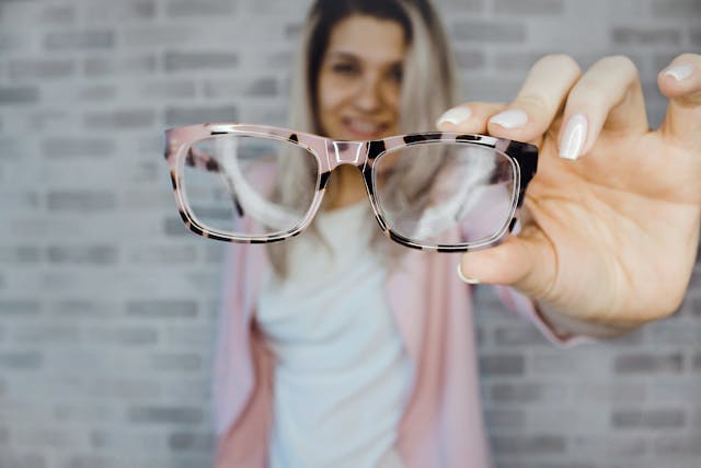 Eyeglasses and frames selection