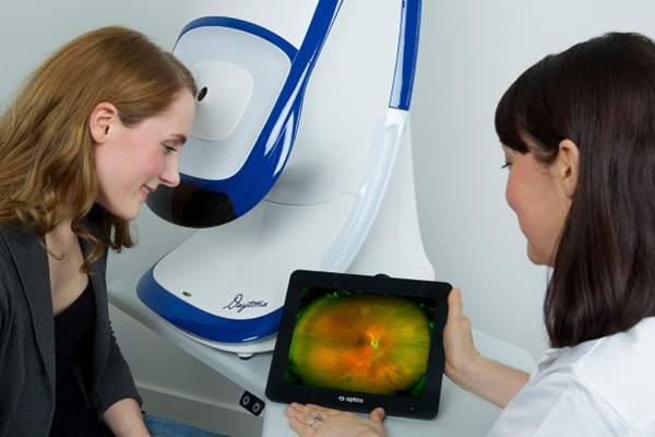 OCT scanning equipment in use